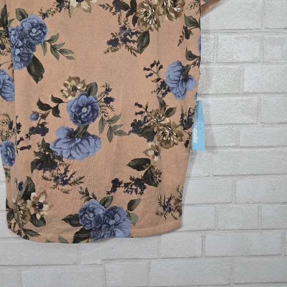 envision studio NWT floral tee - Picture 5 of 13